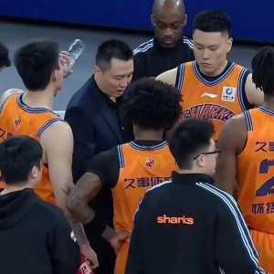 上海男篮17分大胜，王哲林25+10生涯总得分破万，洛夫顿30+10
